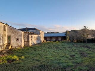 Fototapeta na wymiar Edificios viejos en Baamonde, Galicia