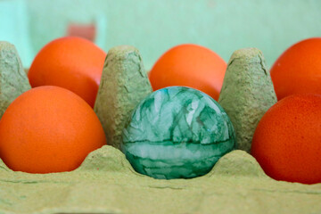 In the cardboard package there are yellow eggs with decorated. Not like everyone else. Difference.