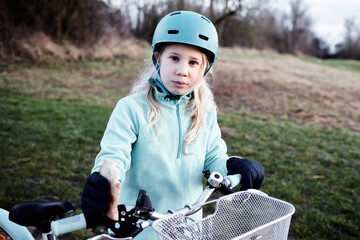 enfant fille prète pour le voyage à vélo