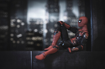 Obraz premium NEW YORK USA, FEB 23 2022: Marvel comic book superhero Spiderman sitting on a rooftop - Hasbro action figure