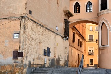 Calle Arco Palacio, el arco con galería que conecta la catedral y el Palacio Episcopal. Catedral de Guadix