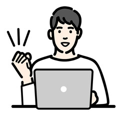 ラップトップの前で笑顔でガッツポーズをしている若い男性
