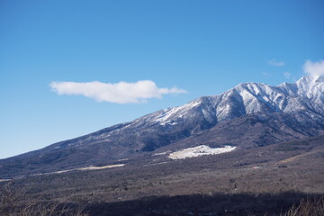 冬の快晴の日の遠くに見える幻想的な雪山