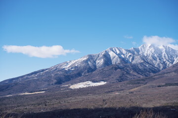 冬の快晴の日の遠くに見える幻想的な雪山