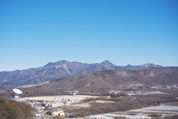 快晴の日の冬の美しい山々の風景