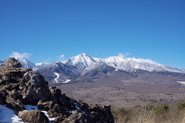 冬の快晴の日の遠くに見える幻想的な雪山