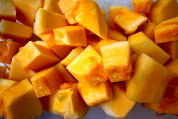 abóbora picada para refeição, abóbora sendo preparado para refeição, ingrediente picado para fazer refeição