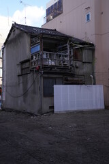 肺や寸前の一軒家、取り残された廃屋、ボロい一軒家