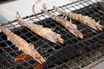 新鮮な海老の炭火焼