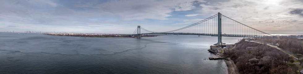 Foto op Plexiglas Aerial view of the Verrazzano-Narrows Bridge a suspension bridge connecting the New York City boroughs of Staten Island and Brooklyn © tamas