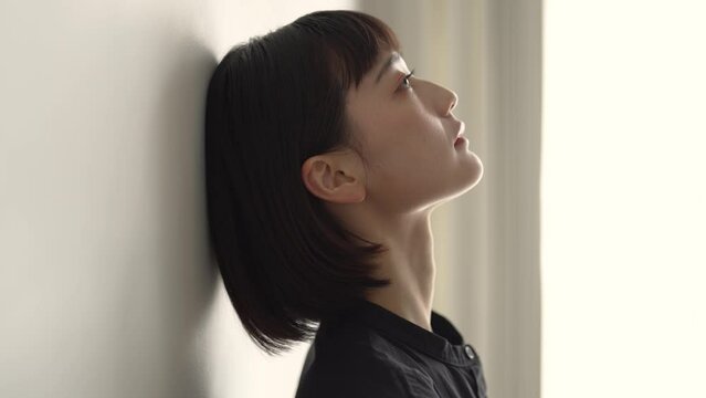 落ち着いた空間で考え事に耽る女性