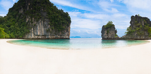 Fototapeta na wymiar White sandy beach in Thailand