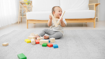 積み木で遊ぶ赤ちゃん