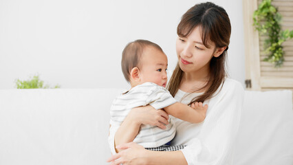 赤ちゃんを寝かしつける母親