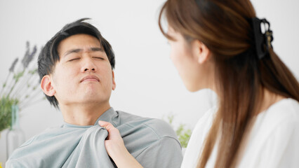 喧嘩をする若い男性と女性