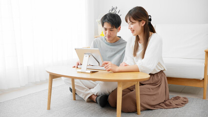 Fototapeta premium タブレットパソコンを使う若い男性と女性