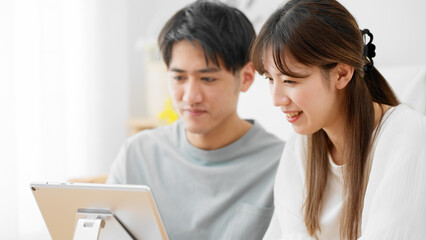 タブレットパソコンを使う若い男性と女性
