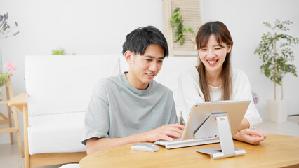 タブレットパソコンを使う若い男性と女性