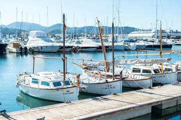 Marina im Mittelmeer in der Sonne mit blauem Himmer