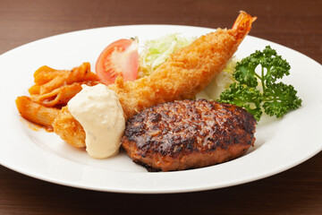 ハンバーグとエビフライ
