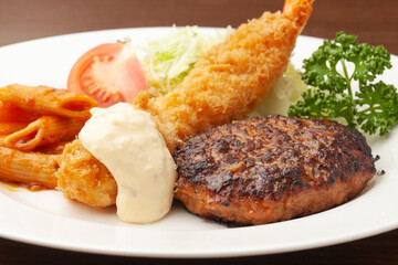 ハンバーグとエビフライ