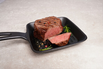 Saftiges Steak in der Pfanne Freisteller