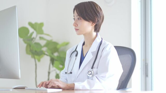 PC作業をする日本人医師