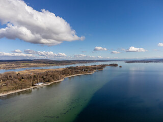 Die Halbinsel Mettnau bei Radolfzell am Bodensee, rechts am Horizont die Insel Reichenau