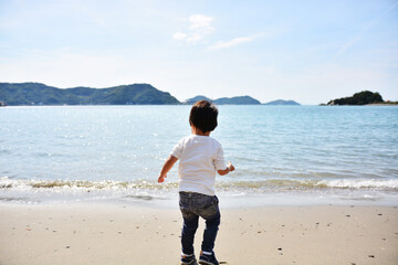 子供と砂浜