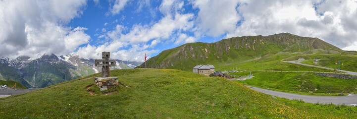 Landschaft mit Gipfelkreuz an der Großglockner Hochalpenstraße in Österreich