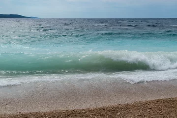 Crédence de cuisine en verre imprimé Plage de la Corne d'Or, Brac, Croatie Mer ondulée sur la plage Zlatni rat près de la ville de Bol sur l& 39 île de Brac en Croatie