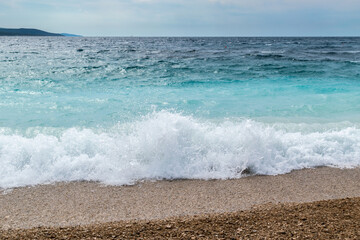 Mer ondulée sur la plage Zlatni rat près de la ville de Bol sur l& 39 île de Brac en Croatie