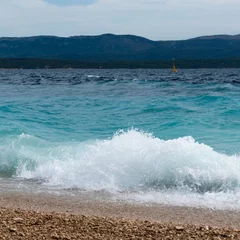 Photo sur Plexiglas Plage de la Corne d'Or, Brac, Croatie Mer ondulée sur la plage Zlatni rat près de la ville de Bol sur l& 39 île de Brac en Croatie