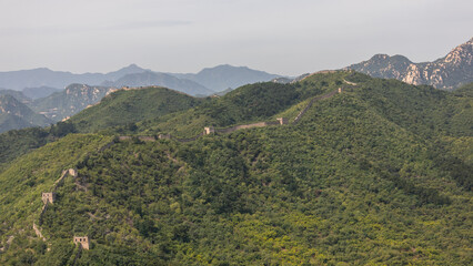 Der chinesische Mauerabschnitt Jiankou (Great Wall) ist grün bewachsen und zieht sich mit seinen...