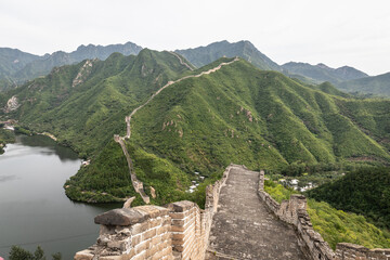 Die chinesische Mauer (Great Wall) schlängelt sich vorbei am Stausee Huanghuacheng und überwindet...
