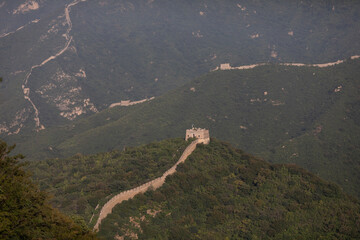 Die chinesische Mauer (Great Wall) zieht sich durch die endlosen Weiten der chinesischen Bergregion...