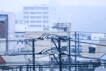 雪が降る冬の街並み