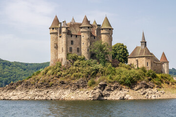 Fototapeta na wymiar Le château de Val (XIIIème siècle) à Lanobre, dans le Cantal 