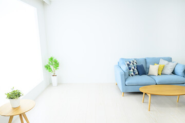 白基調の綺麗なリビングの写真 