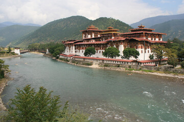 Fototapeta na wymiar river and buddhist fortress (dzong) in punakha in bhutan 