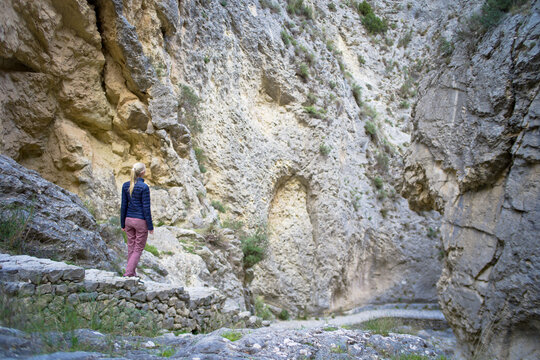 a young woman is walking in the baranco der Cint 