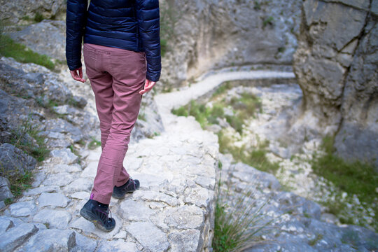 a young woman is walking in the baranco der Cint 