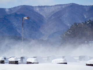 2月（冬） 味噌川ダム天端で発生した、強風による雪煙のアップ 長野県