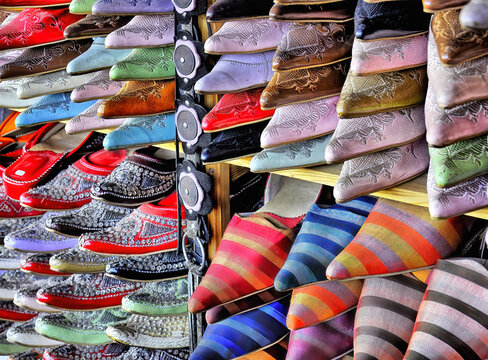  Babuchas y zapatos femeninas confeccionadas en piel y telas en Marrakesh (Marruecos)