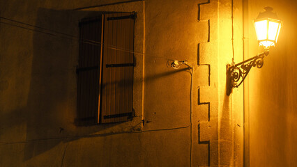 Ville de Sigean photographiée en pleine nuit, illuminée par l'éclairage public.  L'ambiance est sinistre
