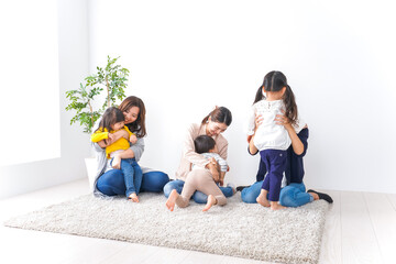 お母さんと子どもたち・仲良し