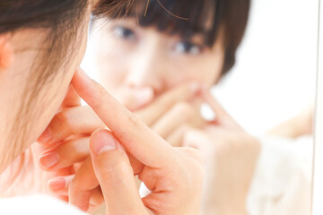 肌荒れをケアする若い女性