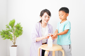 手指の消毒をする親子