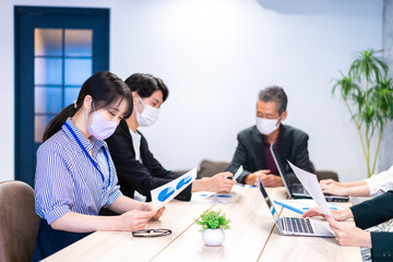 Fototapeta premium マスクをして会議をするビジネスパーソン