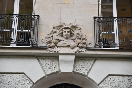 Fa&ccedil;ade &agrave; mascaron &agrave; Paris. France